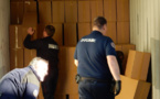 50 000 cartouches de cigarettes de contrebande saisies dans un camion de mobilier de bureau