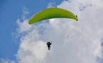 Un parapentiste chute de 20 mètres et reste suspendu dans un arbre au Marais-Vernier (Eure)