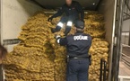 Saisie sur le port de Cherbourg : 8,4 tonnes de cigarettes de contrebande parmi les pommes de terre 