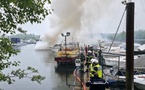 Une cinquantaine de sapeurs-pompiers de l'Eure et de Seine-Maritime ont été engagés pour combattre l'incendie des deux bateaux - Photo © Préfet27/X