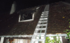 Beaumont-le-Roger (Eure) : le feu couvait sous la toiture de la longère 