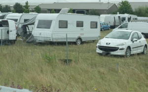 Les gens du voyage investissent le terrain de foot de la Butte Verte à Mantes-la-Jolie