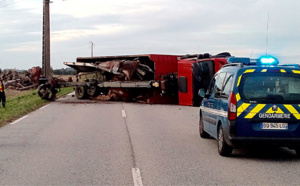 Le camion se couche et déverse son chargement de ferrailles : la D 834 coupée durant 5 heures entre Courbépine et Bernay