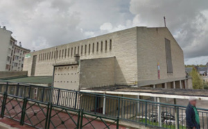 Saint-Cyr-l'Ecole : une couverture incendiée endommage l'entrée d'une église