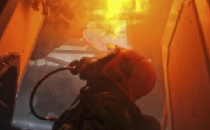 Val-de-Saâne : un feu de cheminée embrase la toiture d'une habitation