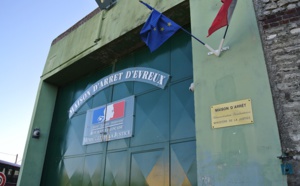 Evreux : ils s'apprêtaient à parachuter un saucisson et un téléphone par dessus le mur de la prison