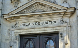 Evreux : allongé sur le canapé, l'intrus refuse de quitter l'appartement de son hôte. Il est délogé par la police