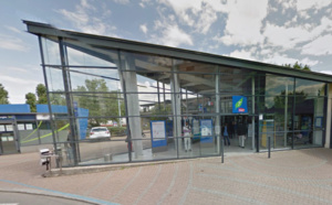 Des véhicules de la SUGE et de la police visés par des projectiles près de la gare des Mureaux