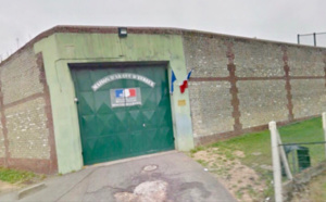 Évreux : deux hommes surpris en train de parachuter des chaussettes de viande dans la cour de la prison