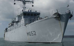 Un chasseur de mines porte assistance à un chalutier en difficulté au large d'Antifer, en Seine-Maritime