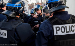 Sartrouville : feux de poubelles et de voitures, les policiers attaqués par une quarantaine d'individus 