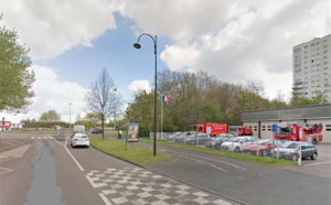 Perte de contrôle à Grand-Quevilly : la voiture percute un arbre et finit sa course dans la clôture des pompiers