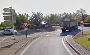 Thiberville : un semi-remorque s'immobilise en portefeuille sur le terre-plein du rond-point