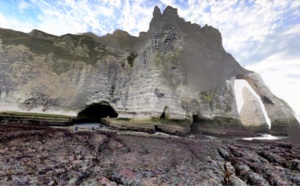 Etretat : des randonneurs piégés par la marée ramenés sur la terre ferme par les pompiers