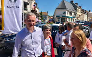 Candidat aux législatives dans l'Eure, Bruno Le Maire en visite ce matin sur le marché de Pacy-sur-Eure 