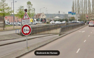 A Rouen, le van accroche le haut de la trémie : dans l'accident, le cheval qu'il transportait grièvement blessé 