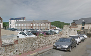 Fécamp : une jeune femme gazée, déshabillée et insultée par trois hommes sur un parking