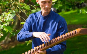 Sculpteur, musicien, élagueur et magicien… Joé Le Piez au château d'Harcourt pour cinq jours   