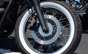 Un motard trouve la mort sur une route de l’Eure, son fils est grièvement blessé