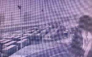 Nourriture et boissons distribuées aux routiers bloqués sur les zones de stockage autour de Paris