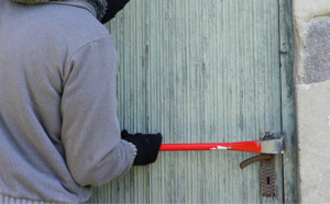 A Limay (Yvelines), le cambrioleur est surpris devant la porte du pavillon avec un pied de biche dans les mains 
