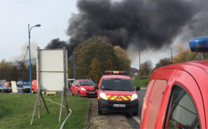 Violent incendie dans une casse automobile près de Rouen : deux blessés, la RN 31 est coupée