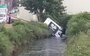 Fécamp : le camion de livraison finit sa course dans La Valmont 