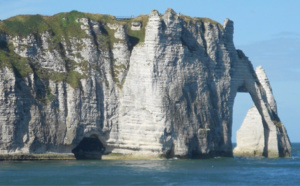 Un sexagénaire polytraumatisé après une chute de deux mètres au Trou à l’homme à Étretat
