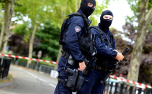 Attaque mortelle de Trappes : l'assaillant, un déséquilibré plutôt qu'un terroriste, selon le ministre de l'Intérieur