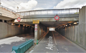 Rouen : la conductrice d'une voiture décapotable visée par un jet de pierre en passant dans une trémie