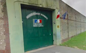Évreux : deux ados parachutent de la viande hachée et du poulet dans la cour de la prison !