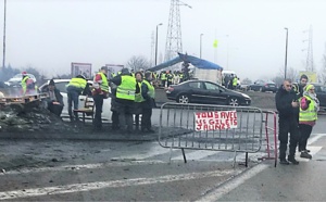 Gilets jaunes: une femme enceinte frappée par des inconnus sur le rond-point des Vaches, près de Rouen