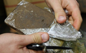 Près de 2 kg de drogue découverts par les policiers dans les deux sacs du fuyard, au Havre