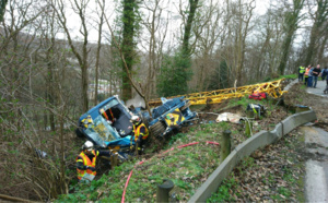 Opération spectaculaire pour relever la grue couchée dans le fossé près de Caudebec-en-Caux 