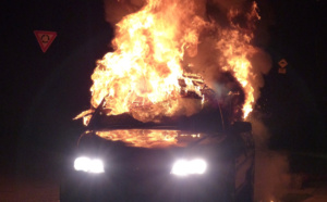 Saint-Etienne-du-Rouvray : ils brûlent la voiture après l'avoir encastrée dans le portail d'une maison 