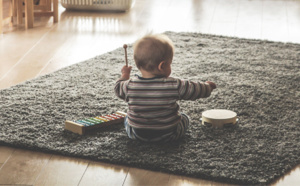 Yvelines : un bébé de 18 mois retrouvé seul en pleine nuit dans l’appartement de sa mère 