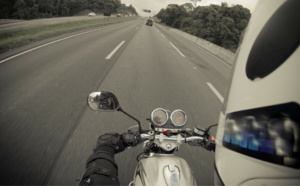 Eure : une motarde succombe à ses blessures après un accident impliquant un poids lourd