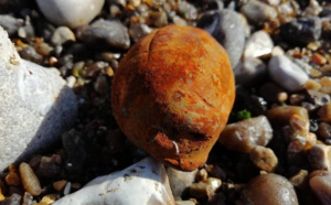 Intervention en urgence des plongeurs démineurs sur la plage de Pourville, près de Dieppe 