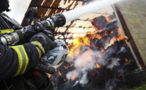 Seine-Maritime : un hangar dévasté par un violent incendie a Villers-Écalles 