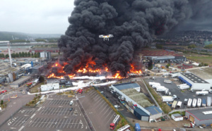 Incendie dans l'usine Lubrizol à Rouen : des flammes, des explosions et un gigantesque panache de fumée 