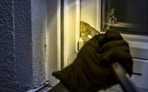 Il surprend deux cambrioleurs en train de casser sa porte, à Vernouillet (Yvelines)