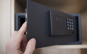 Yvelines : 7 100€ et des bijoux subtilisés par des faux policiers chez une vieille dame