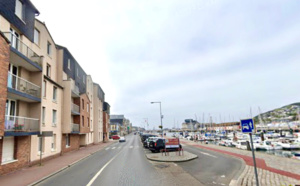 A Fécamp, il saute de son balcon, une corde autour du cou et se tue en touchant le sol 