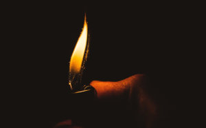 Évreux : alcoolisé, il met le feu à trois voitures sur son chemin avant d’être interpellé 