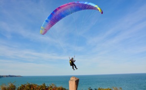 Seine-Maritime : sa voile s'accroche à la falaise, un parapentiste hélitreuillé par Dragon 76 à Etretat