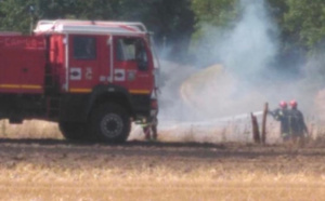 800 m2 de chaume ravagés par les flammes à Ganzeville, en Seine-Maritime 
