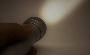 Réveillé par les grognements de son chien, il surprend deux cambrioleurs dans sa maison, près de Rouen