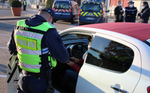 Au Neubourg, dans l’Eure, les gendarmes veillent au respect des mesures de confinement 