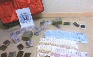 Sa valise à roulettes rouge contenait 2,8 kg de résine de cannabis