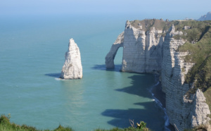 Seine-Maritime : le corps sans vie d’un homme découvert au pied des falaises à Étretat 